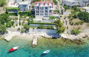 uma vista aérea de uma praia com barcos na água em Gorgeous Apartment In Stanici With Kitchen em Celina