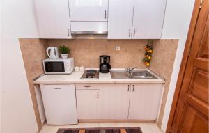Η κουζίνα ή μικρή κουζίνα στο Nice Apartment In Podstrana With Wifi