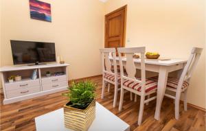 Μια τηλεόραση ή/και κέντρο ψυχαγωγίας στο Nice Apartment In Podstrana With Wifi