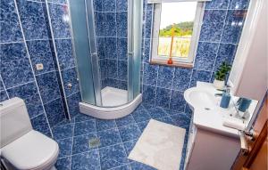 Ένα μπάνιο στο Nice Apartment In Podstrana With Wifi