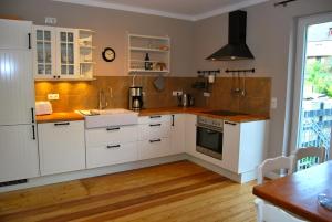 Een keuken of kitchenette bij Landhaus Moselschön