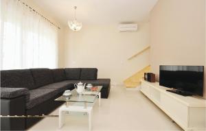 salon z kanapą i telewizorem w obiekcie Lovely Home In Zadar With Wifi w mieście Zadar