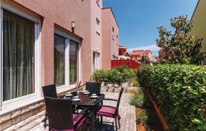 patio ze stołem i krzesłami na balkonie w obiekcie Lovely Home In Zadar With Wifi w mieście Zadar