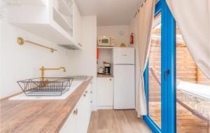 Kuchyňa alebo kuchynka v ubytovaní Lovely Home In Biograd Na Moru
