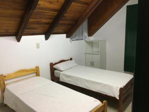 2 camas en una habitación con techos de madera en Zorzal 2 en Puerto Rico