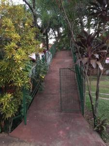 Una pasarela con una puerta en un parque en Zorzal 2 en Puerto Rico