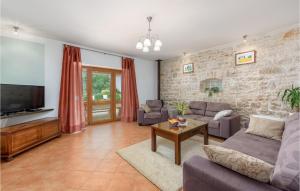 Televízia a/alebo spoločenská miestnosť v ubytovaní Holiday Home Pamici V