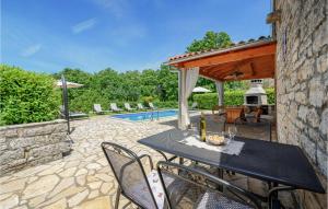 Πισίνα στο ή κοντά στο Amazing Home In Pamici With 4 Bedrooms, Wifi And Outdoor Swimming Pool