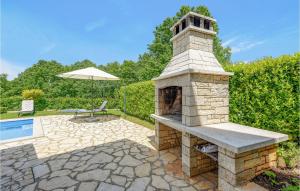 Bazén v ubytovaní Holiday Home Pamici V alebo v jeho blízkosti