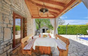 Εστιατόριο ή άλλο μέρος για φαγητό στο Amazing Home In Pamici With 4 Bedrooms, Wifi And Outdoor Swimming Pool