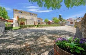 Vonkajšia záhrada v ubytovaní Holiday Home Pamici V
