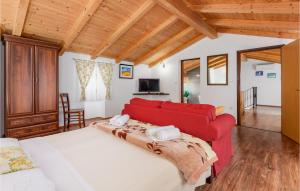 Televízia a/alebo spoločenská miestnosť v ubytovaní Holiday Home Pamici V