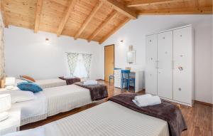 Posteľ alebo postele v izbe v ubytovaní Holiday Home Pamici V