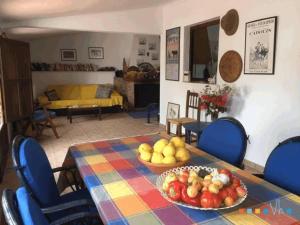 ベニッサにあるVH CostaBlanca - TOSSALETのテーブルとフルーツの盛り合わせが備わる部屋