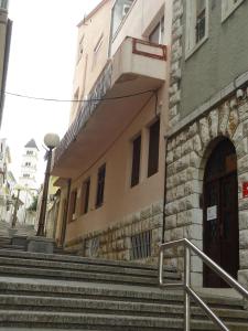um edifício com escadas em frente a um edifício em Apartments Popov em Crikvenica