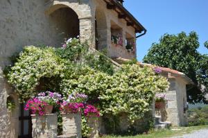 un edificio con flores a un lado. en Bellavista, en Seggiano