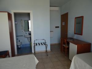 pokój z łazienką z umywalką i toaletą w obiekcie Hotel Sole E Mare w mieście Lido di Camaiore +37 zdjęć