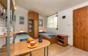 ein kleines Zimmer mit einem Tisch und einem Bett in der Unterkunft Amazing Home In Premantura With Wifi in Premantura