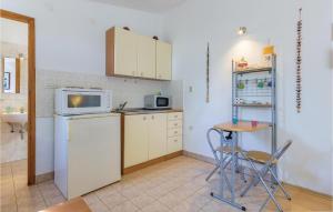 Kuchyň nebo kuchyňský kout v ubytování Studio Holiday Home In Premantura + 10 fotografií