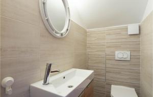 Ein Badezimmer in der Unterkunft Awesome Home In Zrnovnica With Kitchen