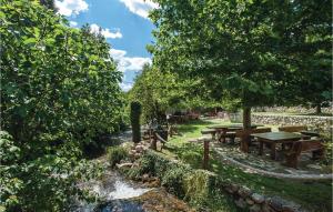 Ein Garten an der Unterkunft Awesome Home In Zrnovnica With Kitchen