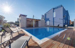 Πισίνα στο ή κοντά στο Two-Bedroom Apartment In Veli Rat +20 φωτογραφίες