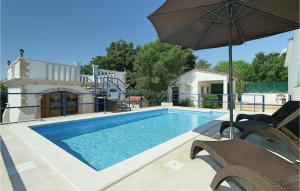 una piscina con sombrilla junto a una casa en Stunning Home In Motovun With Private Swimming Pool, Can Be Inside Or Outside, en Motovun