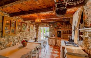 Restaurant o un lloc per menjar a Beautiful Home In Ston With Wifi