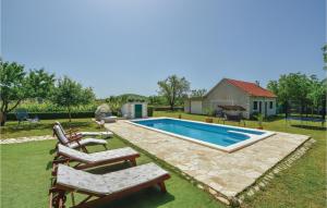 uma piscina num quintal com cadeiras e uma casa em Amazing Home In Dicmo With Wifi em Sičane