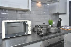 Kitchen o kitchenette sa Townhouse @ 101 Lord Street Crewe