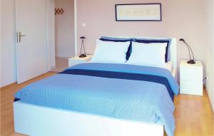 Un pat sau paturi într-o cameră la Stunning Apartment In Rabac With 2 Bedrooms And Wifi