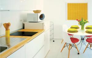 O bucătărie sau chicinetă la Stunning Apartment In Rabac With 2 Bedrooms And Wifi