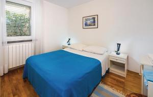 Tempat tidur dalam kamar di Stunning Apartment In Rabac With 2 Bedrooms And Wifi