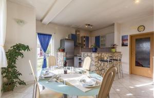 een eetkamer en een keuken met een tafel en stoelen bij Beautiful Home In Plomin With Kitchen in Plomin