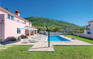 een villa met een zwembad en een huis bij Beautiful Home In Plomin With Kitchen in Plomin