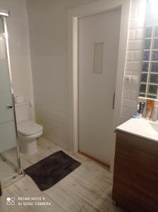 y baño con aseo y lavamanos. en Valencia Apartament Encantador, en Valencia