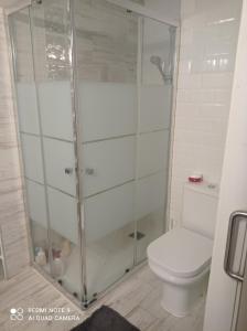 y baño con ducha y aseo. en Valencia Apartament Encantador, en Valencia