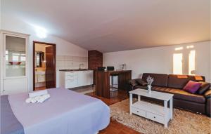 Kuchyňa alebo kuchynka v ubytovaní Six-Bedroom Holiday Home In Sv, Filip I Jakov