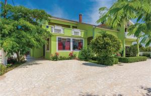 Vonkajšia záhrada v ubytovaní Six-Bedroom Holiday Home In Sv, Filip I Jakov