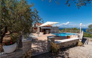 eine Villa mit einem Pool und einem Haus in der Unterkunft Amazing Home In Vela Luka With House A Panoramic View in Vela Luka