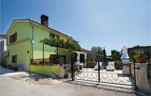 Hreljići的住宿－克羅地亞貝拉維奇度假屋，前面有门的房子