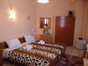 西亞蒂斯塔的住宿－斯亞緹絲緹諾阿瓊塔瑞琦酒店，一间卧室配有一张带两个枕头的床