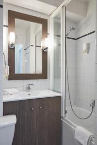 un bagno con wc, lavandino e doccia di Aparthotel Adagio Access Bordeaux Rodesse a Bordeaux