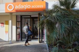 Un uomo che esce da aadobeocoocoocoocoocoocoocoocoocoocoocoocooco di Aparthotel Adagio Access Bordeaux Rodesse a Bordeaux