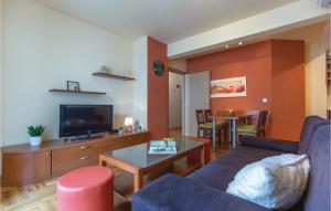 Televizorius ir (arba) pramogų centras apgyvendinimo įstaigoje 1 Bedroom Lovely Apartment In Makarska