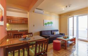 - un salon avec un canapé et une table dans l'établissement 1 Bedroom Lovely Apartment In Makarska, à Makarska
