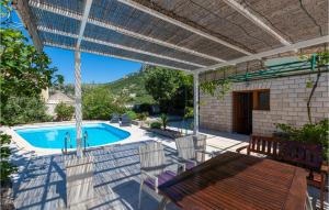 Bazén v ubytování Lovely Home In Makarska With Kitchen nebo v jeho okolí