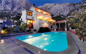 Bazén v ubytování Holiday Home Veliko Brdo-Vrcani Bb Iii nebo v jeho okolí + 27 fotografií