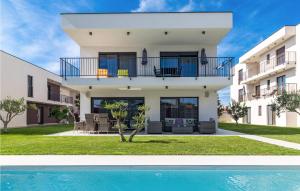 dom z basenem przed nim w obiekcie Cozy Apartment In Medulin w Medulinie +35 zdjęć