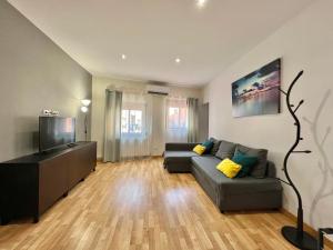 Televízia a/alebo spoločenská miestnosť v ubytovaní Comfortable renovated flat, WiFi!